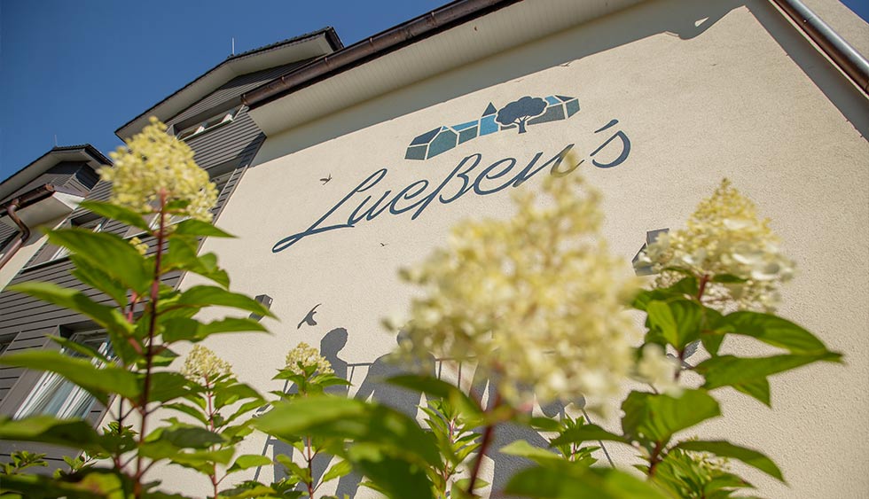 Lueßens Privat-Altenpension GmbH | Oyten - Logo unserer Altenpension auf der Fassade