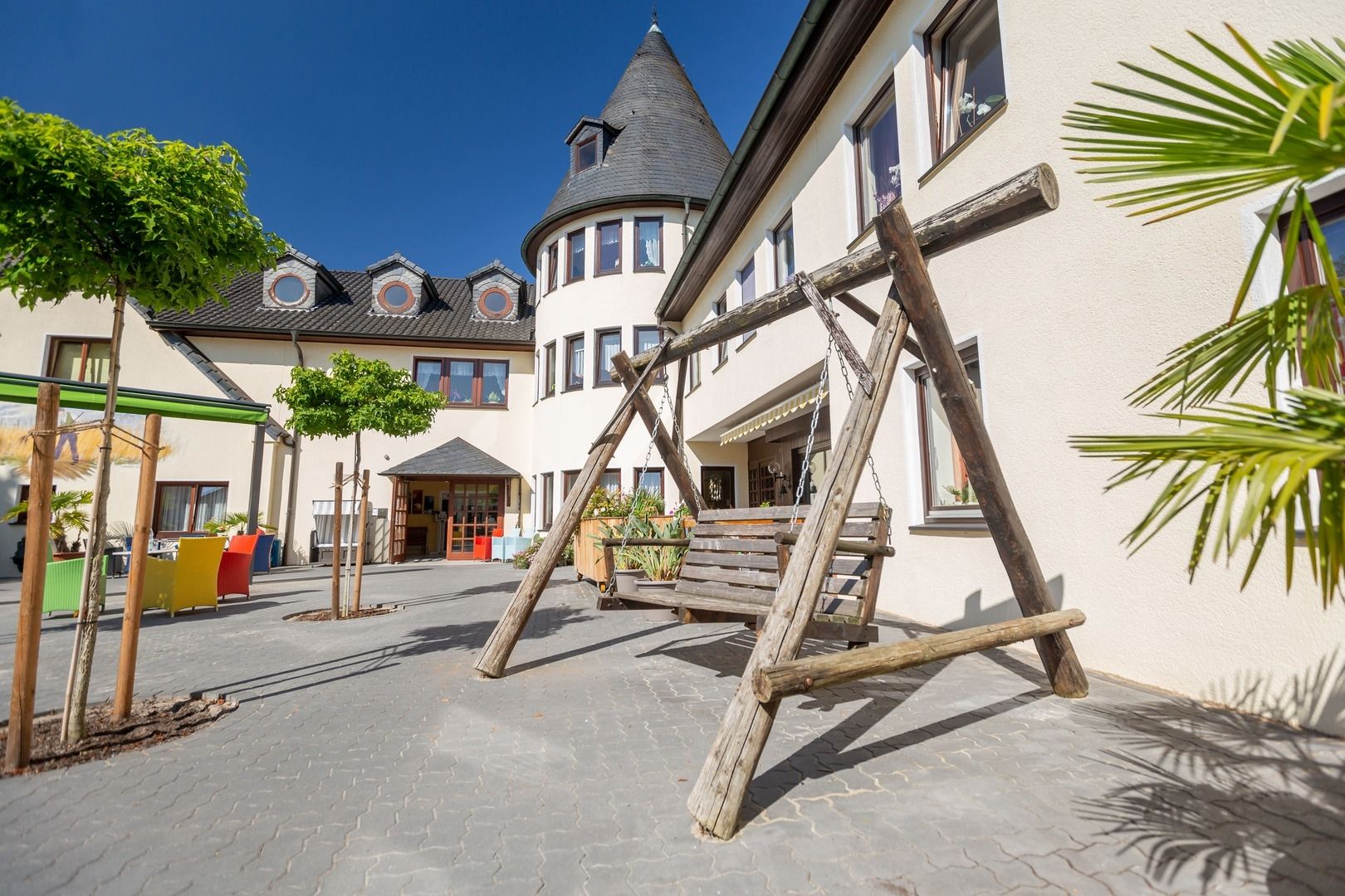 Innenhof unseres Heimes - viele Sitzgelegenheiten und Pflanzen