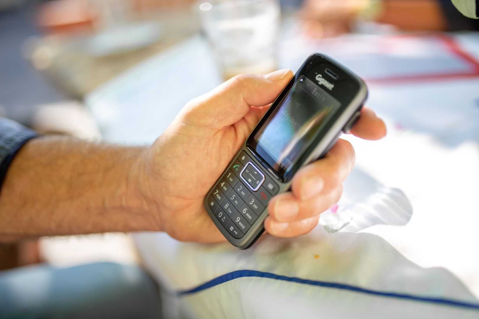 eine Hand hält ein Nokia Handy