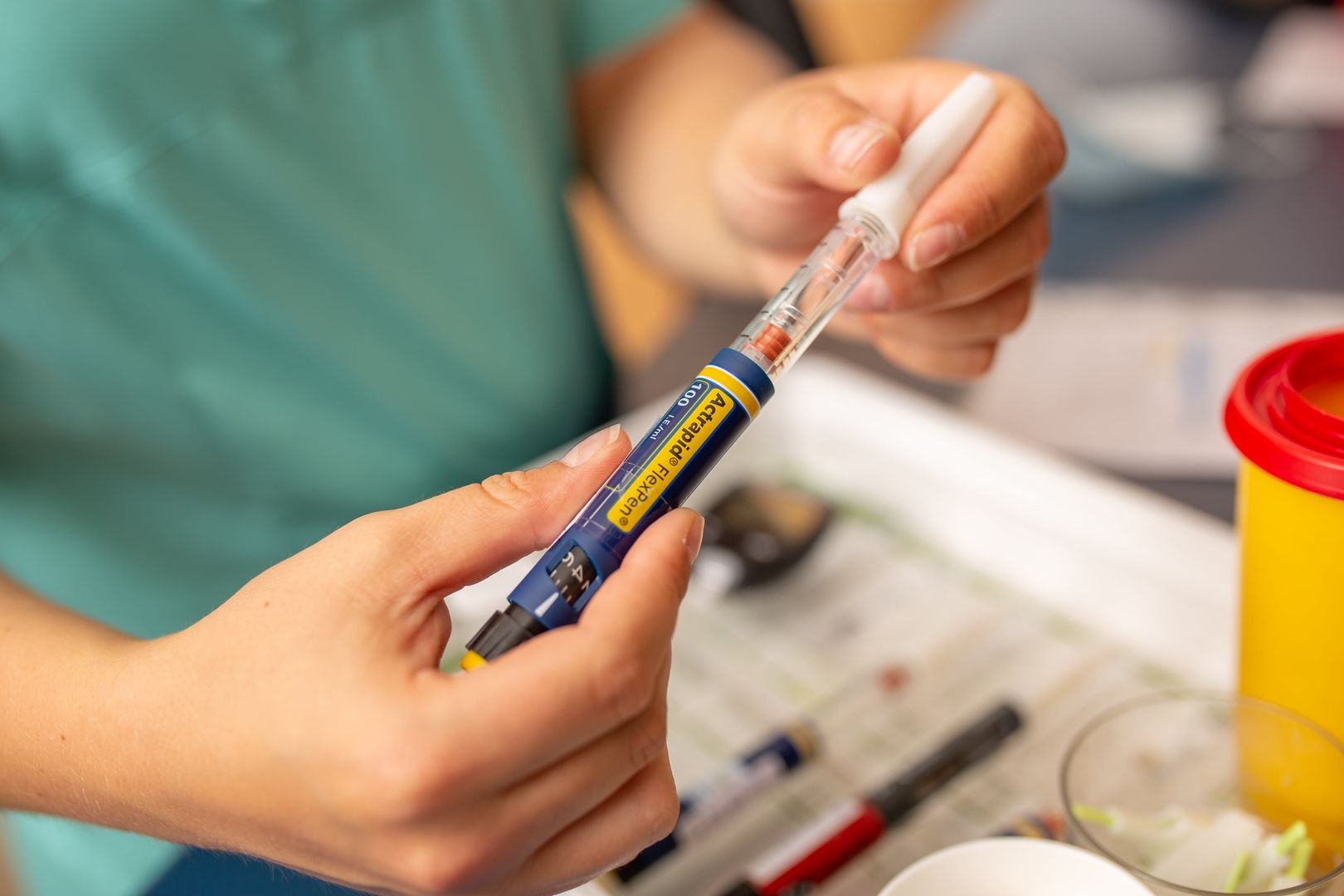 Eine Pflegerin bereitet eine Spritze vor