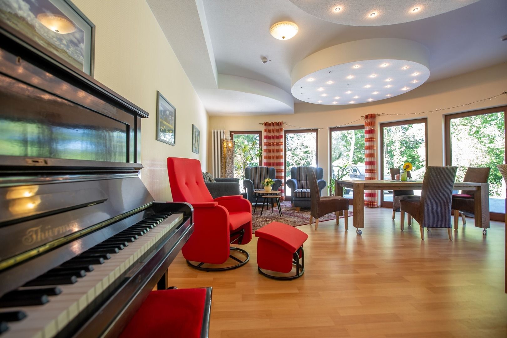 Wohnzimmer mit Fokus auf einem Klavier